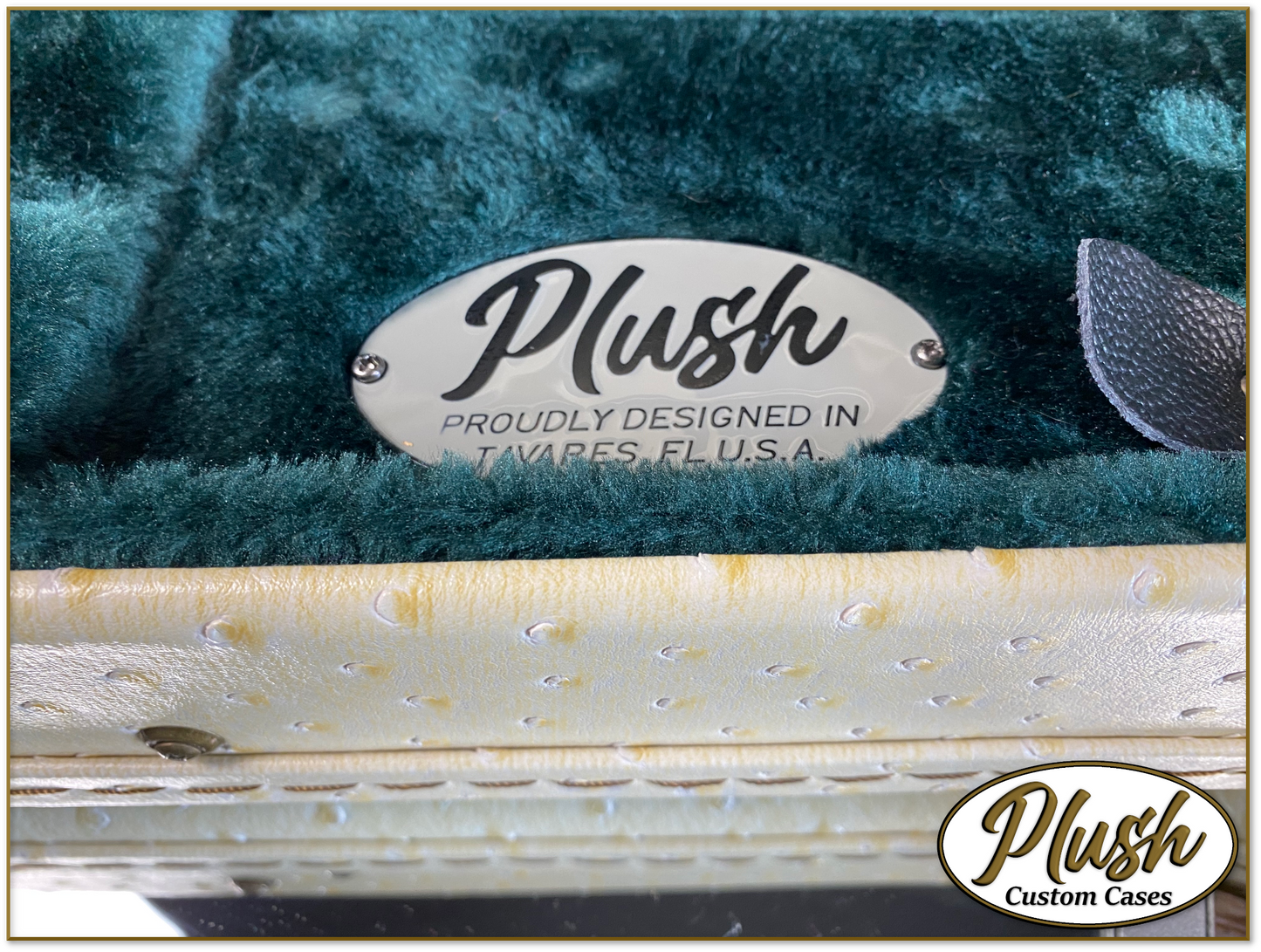 Plush-Paul LP Custom Guitar Case Cream Ostrich with Green Fur