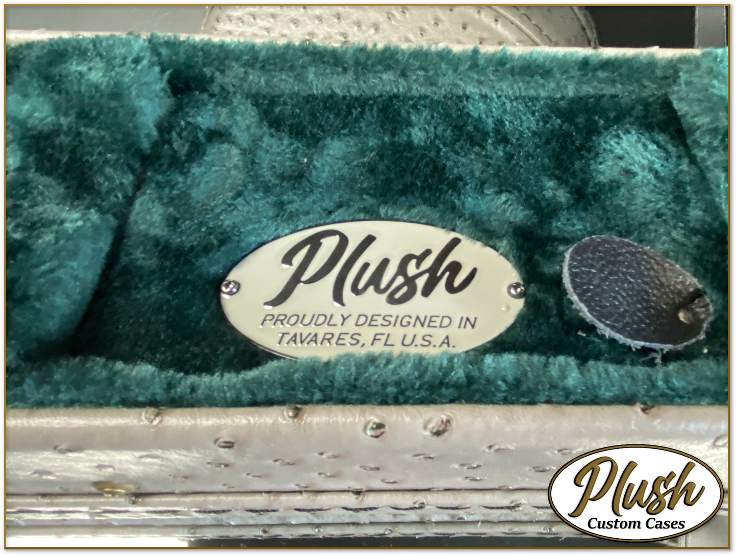 Plush-Paul LP Custom Guitar Case Gray Ostrich with Green Fur