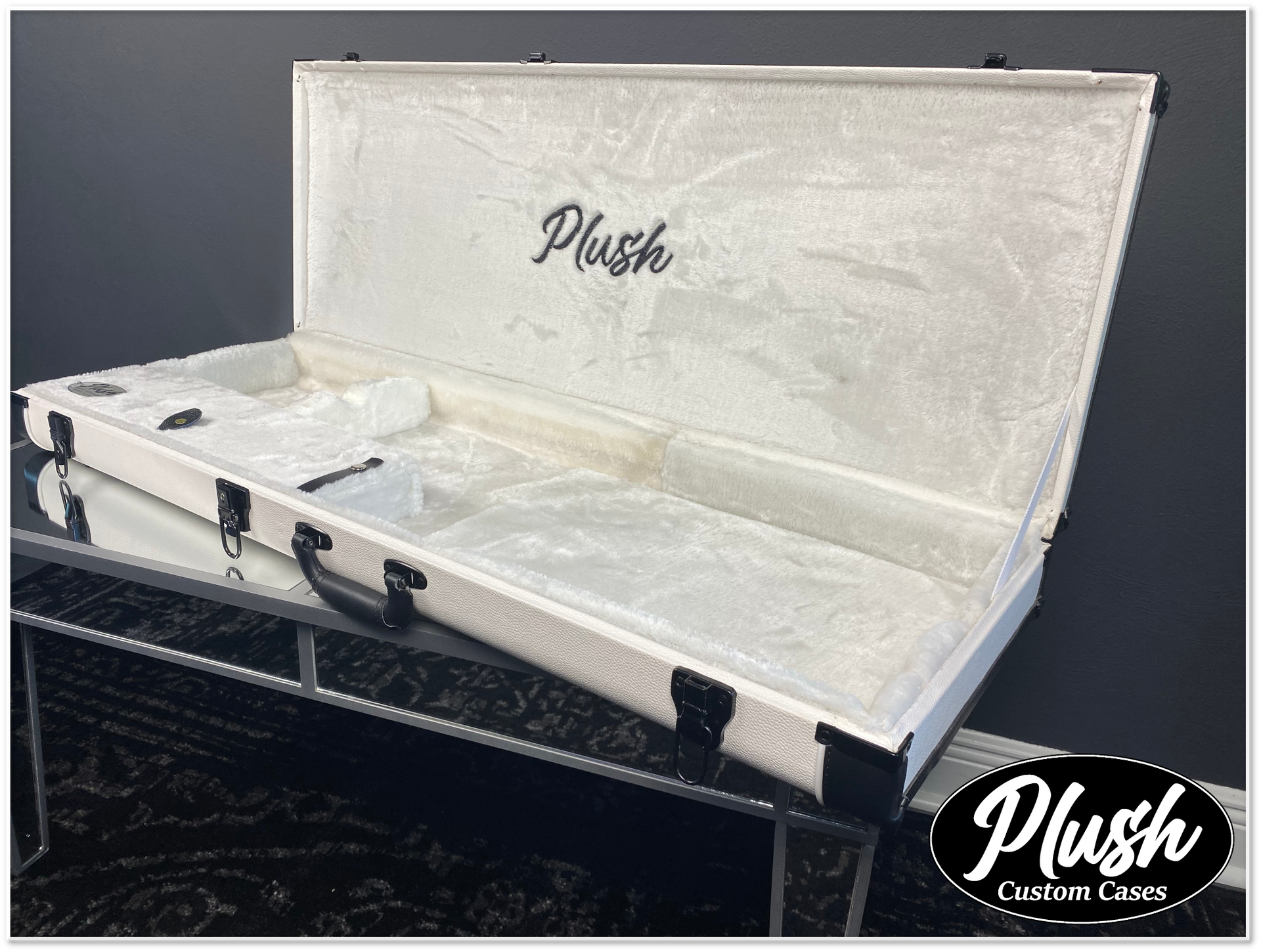 PlushMaster Jazz/Offset Custom Guitar Case White Tolex with White